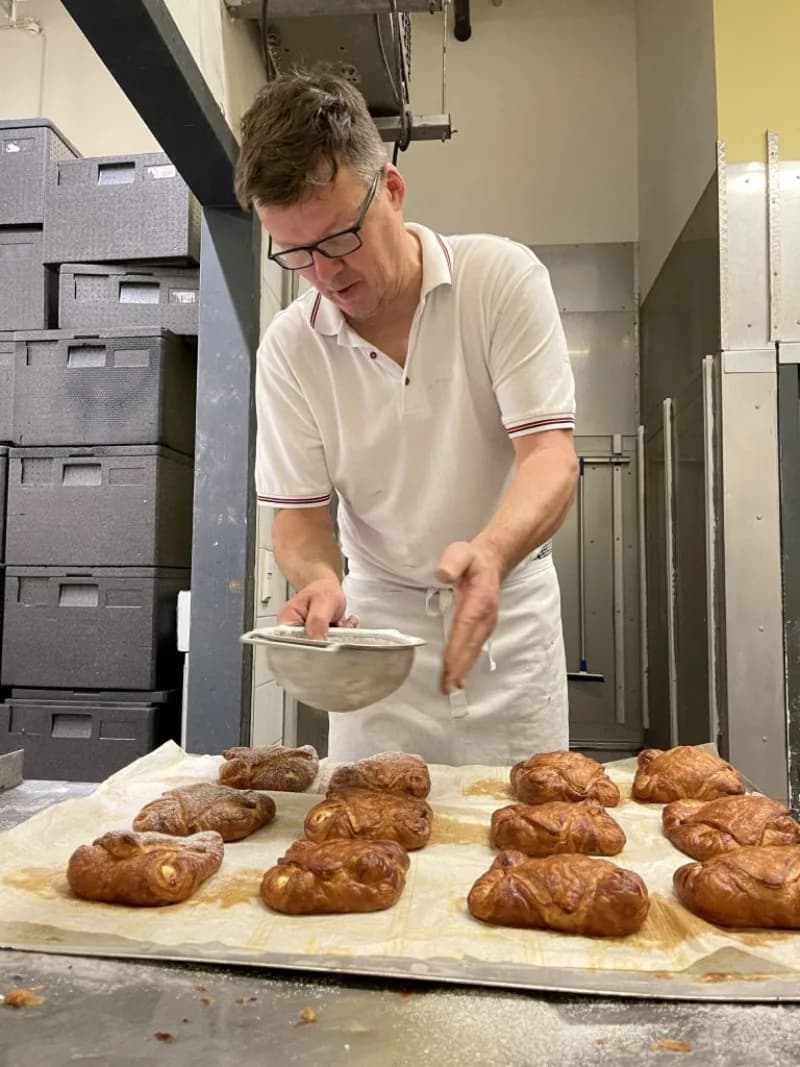 Teig wird von Hand geformt