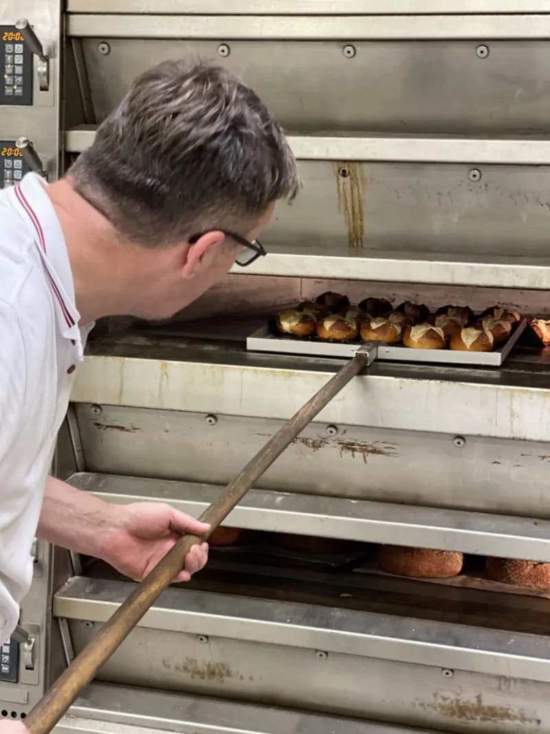 Bäckermeister bei der Arbeit